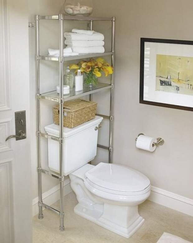 Просто металлический стеллаж над унитазом позволит сэкономить пространство в ванной комнате. 