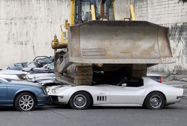 На Филиппинах бульдозером раскатали 20 контрабандных роскошных авто На Филиппинах бульдозером раскатали 20 контрабандных роскошных авто