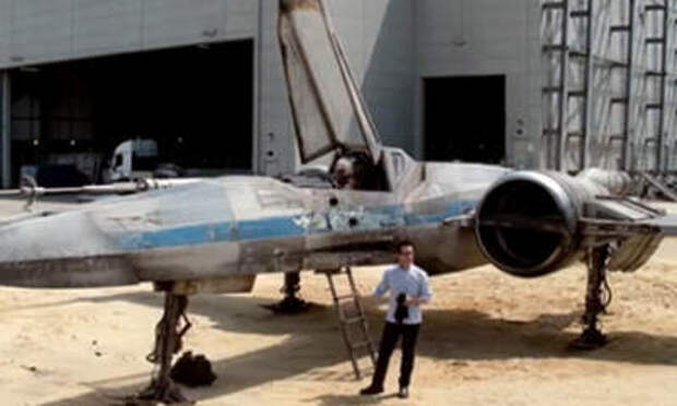 Джей Абрамс показал истребитель X-Wing из новых "Звездных войн" Джей Абрамс показал истребитель X-Wing из новых "Звездных войн"