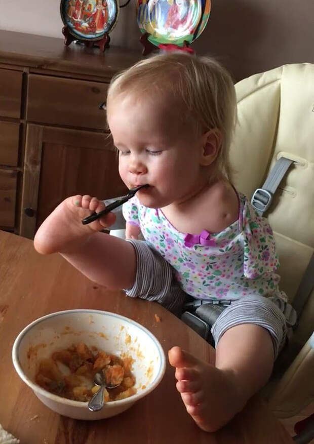 Эта маленькая девочка родилась без рук, но научилась кушать при помощи ног дети, ручки