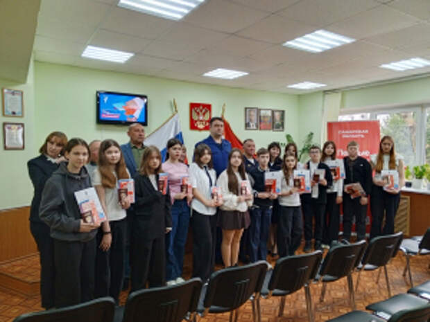 В рамках Всероссийской акции «Мы - граждане России» полицейские Самарской области вручили первые паспорта подросткам