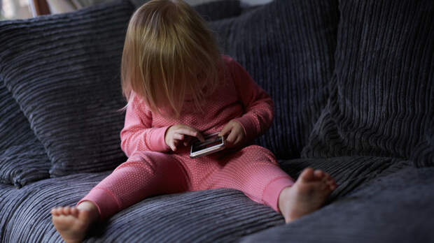 Офтальмолог Варданян: не стоит давать гаджеты детям младше четырёх лет