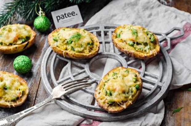 Картофель запеченный в духовке с семгой и сыром