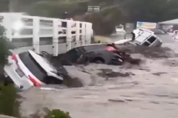 Sun: в Австралии десятки автомобилей унесло в море вместе с людьми