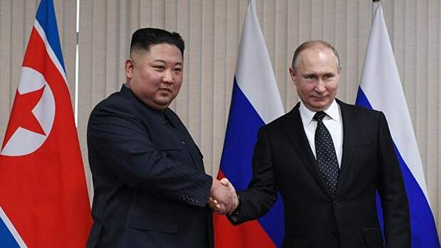 Президент РФ Владимир Путин и председатель Госсовета КНДР Ким Чен Ын во время встречи во Владивостоке