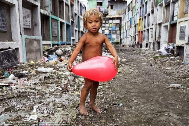 Малыш, который живет в коммуне бездомных на кладбище в Маниле, Филиппины Sony World Photography, Sony World Photography Awards 2017, фотоконкурс