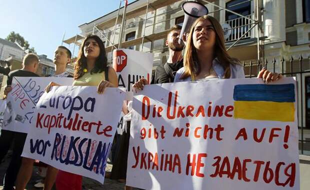На фото: протестующие во время акции против возвращения России в ПАСЕ перед посольством Австрии в Украине