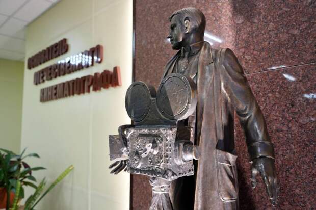 В ДНР открыли памятник Ханжонкову работы Церетели