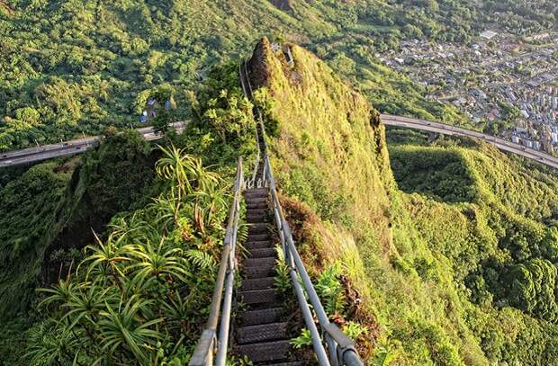 Живописная пешеходная тропа на острове Оаху на Гавайях, извивающаяся вдоль горной местности на высоту 850 метров.