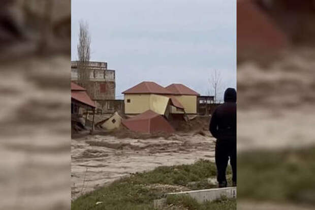 В дагестанском Манасе сняли на видео, как базу отдыха смыло и унесло в море