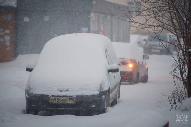 Эксперт предупредил водителей о штрафах за грязные номера и снег на фарах
