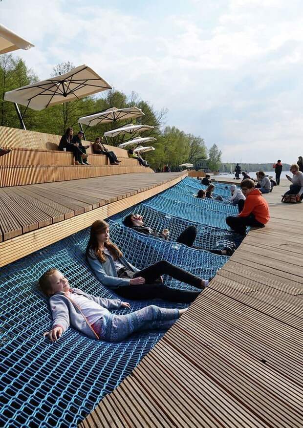 Усовершенствованный берег озера в Папрокане, Польша в мире, в парке, красота, креатив, лавочка, скамейка, удобство, фантазия