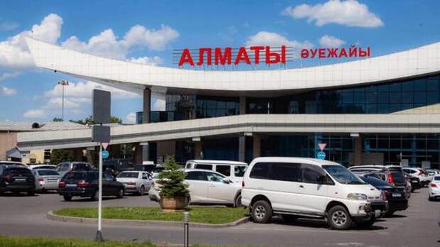 Машины стоят перед зданием аэропорта Алматы