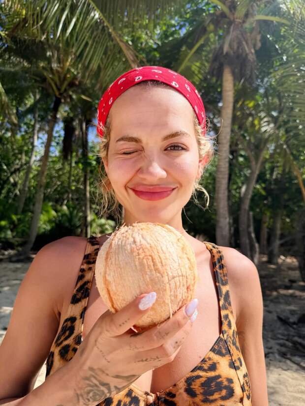 Рита Ора в крошечном бюстгальтере от бикини попала в объектив папарацци