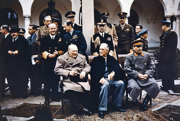 7 декабря 1943 года, Тегеран. Американский президент Франклин Рузвельт, премьер-министр Великобритании Уинстон Черчилль и советский лидер Иосиф Сталин на обеде по случаю 69-летия Черчилля 