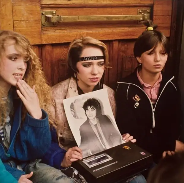 Фанатки Виктора Цоя, СССР, 1990 год Фанатки Виктора Цоя, СССР, 1990 год