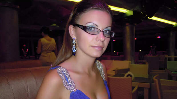 Украинского консула в Доминикане отозвали из-за откровенных фото в кокошнике