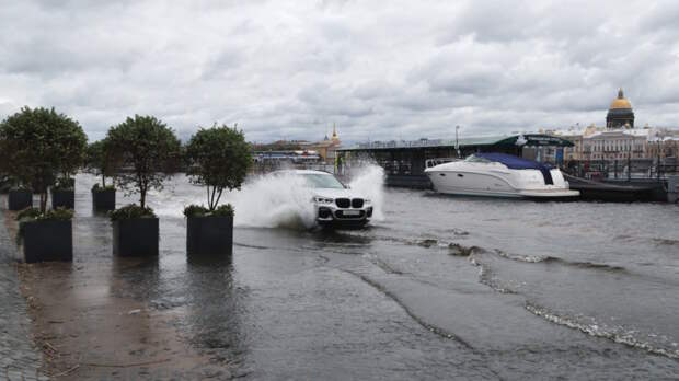 Непогода обрушилась на Санкт-Петербург: угроза наводнения, пострадавшие, подтопления и прогноз