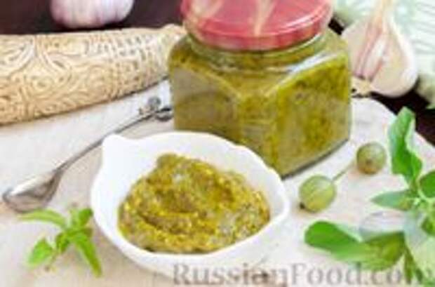 Фото к рецепту: Соус из крыжовника с чесноком, мятой и петрушкой (на зиму)