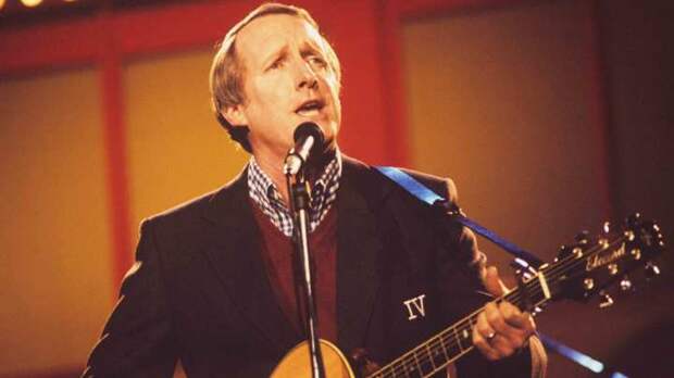 George Hamilton IV performs in the U.K. in 1988 