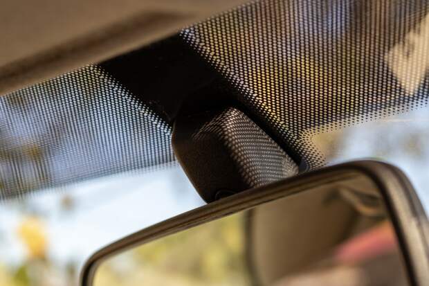 Для чего на стёклах автомобилей рисуют маленькие чёрные точки