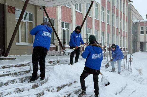 Молодогвардейцы Казани и районов Татарстана вышли на уборку социальных объектов от снега