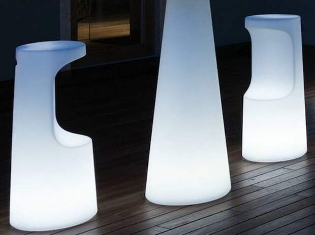 Светящиеся барные стулья и высокий столик для вечеринки на открытом балконе, мебель PLUST, Collection by Euro 3 Plast