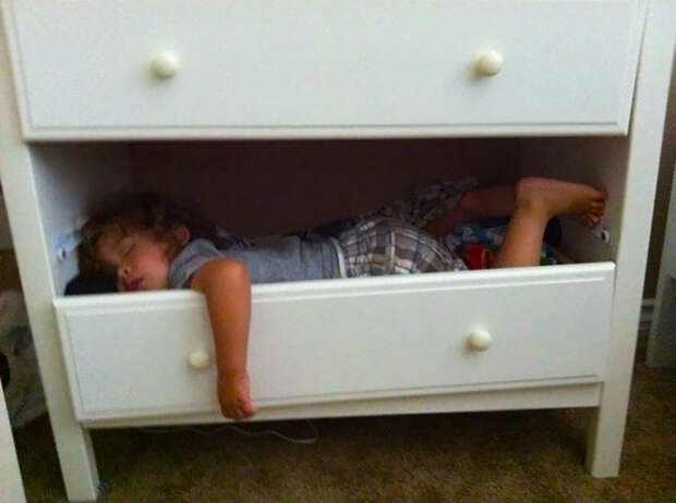 funny-kids-sleeping-anywhere-22-57a98810dddf6__605