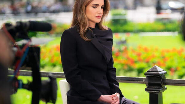 Королева Иордании Рания появилась на публике в костюме российского бренда