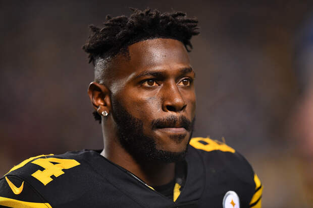 Antonio Brown Responds To Woman Dressed In His Jersey Holding ‘Unemployed’ Sign For Halloween