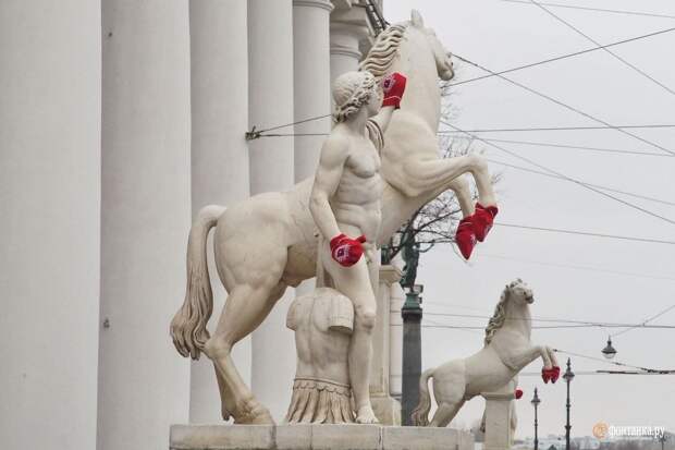 Трое жителей Петербурга решили утеплить памятники, надев на них варежки