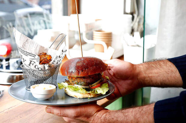 Диетолог Кованова: фастфуд и колбасы могут привести к снижению памяти