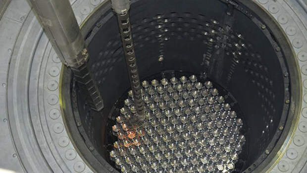 Загрузка ядерного топлива в реактор. Архивное фото