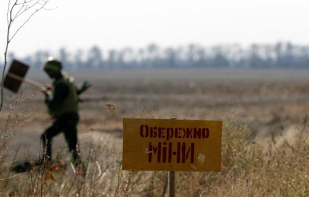 Ополченцы ДНР обнаружили захоронения тел на месте базирования украинской нацгвардии Ополченцы ДНР обнаружили захоронения тел на месте базирования украинской нацгвардии
