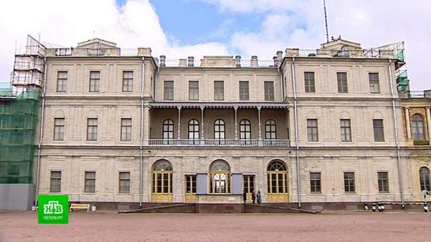 Чиновники проверили, как реставраторы преображают Гатчинский дворец