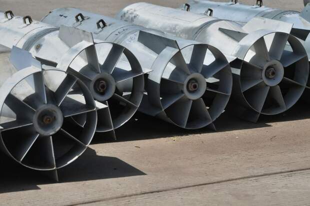 Дрон снял удар ФАБ-3000 по девятиэтажной казарме украинской пехоты