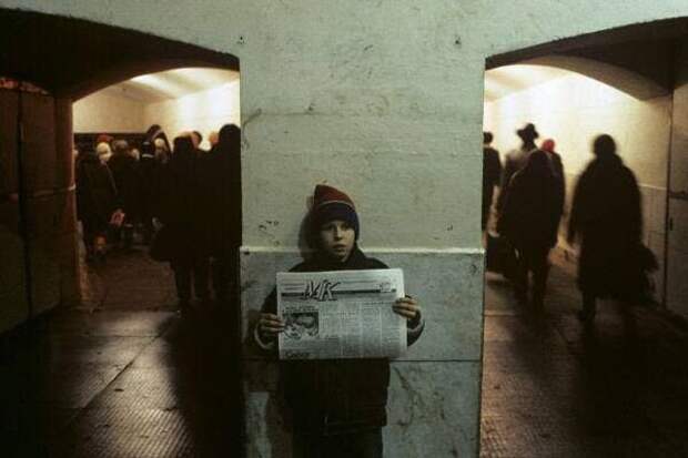 Беспризорник продаёт газету в одном из московских переходов, 90-е