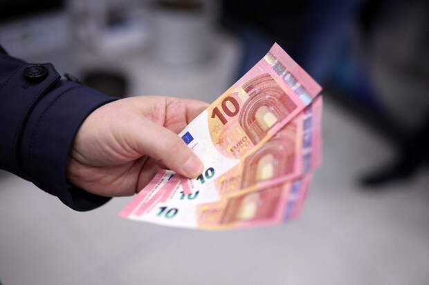 Курс евро в России упал до минимума