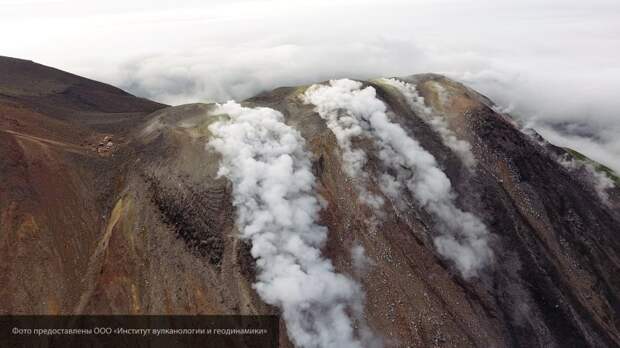 Камчатский вулкан Эбеко выбросил пепел на высоту 2 км