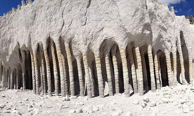 Таинственные каменные колонны озера Кроули в Калифорнии, США (9)