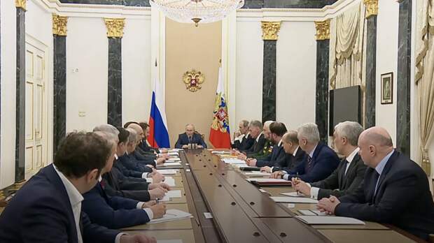 «Оставаться на переднем крае научной и инженерной мысли»: Путин — о важности развития ИИ и технологий в России