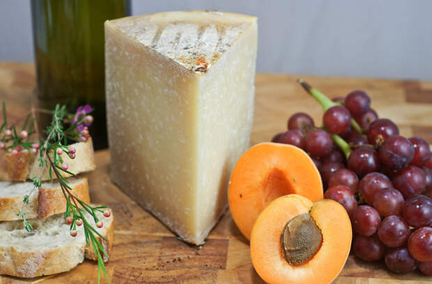 Ронкаль — испанский твёрдый сыр, приготовленный из овечьего молока. Продукт родом из Наварры. Созревает не менее четырёх месяцев. Для его производства используется цельное молоко овец пород раса и лача. Имеет запоминающийся пикантный вкус. (Artizone)