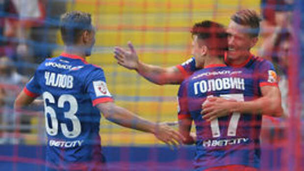 Сегодня. Москва. ЦСКА - "СКА-Хабаровск" - 2:0. 4-я минута. Федор ЧАЛОВ (№63) и Понтус ВЕРНБЛУМ (справа) поздравляют открывшего счет Александра ГОЛОВИНА.