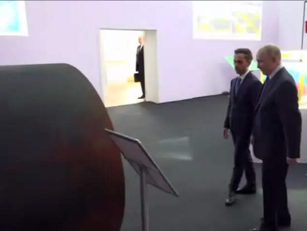 Владимиру Путину показали копию трубы, по которой русские бойцы прошли 15 км