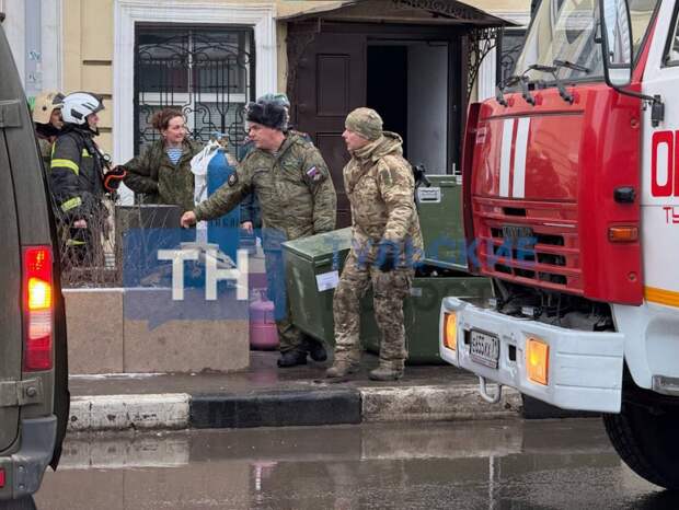 Из горящего здания тульского военного госпиталя начали выносить железные ящики