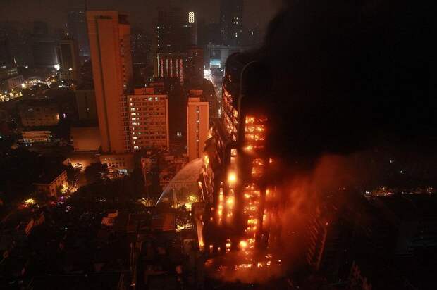 towerinferno03 Адский пожар в китайском небоскребе