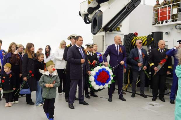 Олег Каторгин: Вместе с главой муниципального образования Денисом Колесником приняли участие в церемонии возложения венка с катера к памятному бую в честь советских воинов-десантников, погибших при вы