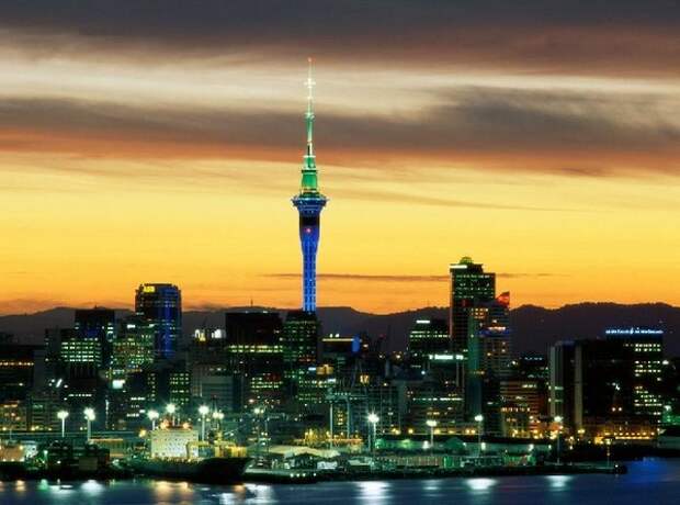Стеклянный лифт башни Sky Tower в Окленде Стеклянный лифт башни Sky Tower в Окленде