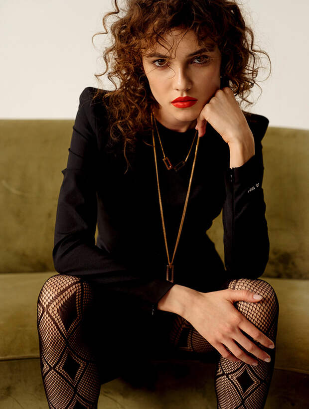 ПЛАТЬЕ, Dsquared2; КОЛГОТКИ, Calzedonia; ПОДВЕСКИ ICE CUBE, Chopard (БЕЛОЕ И РОЗОВОЕ ЗОЛОТО). ТОНАЛЬНОЕ СРЕДСТВО SYNCHRO SKIN SELF-REFRESHING, 220; ПАЛЕТКА ТЕНЕЙ MIYUKI STREET NUDES; ПОМАДА VISIONAIRY GEL, 221; ТУШЬ MASCARAINK. ВСЕ Shiseido