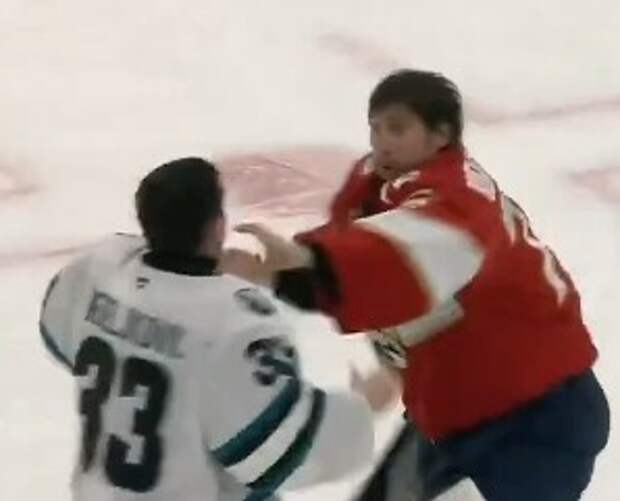 Экс-вратарь СКА Бобровский подрался с голкипером соперника в НХЛ